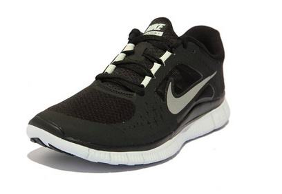 黑色Nike运动鞋